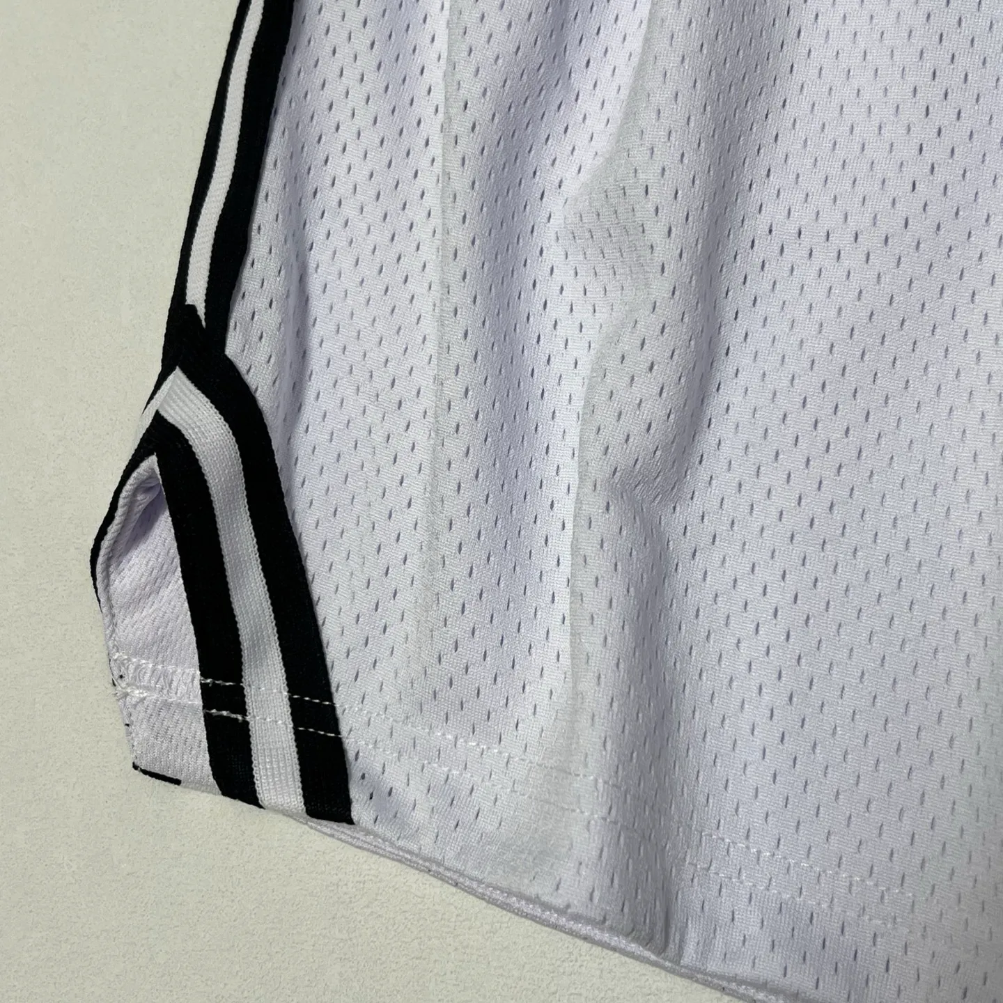 Details GALLERY DEPT. VENICE COURT SHORTS English mesh shorts Logo webbing wide-leg basketball shorts Black and white S-XL Original molding Loose wide-leg version American boy's first choice Breathable mesh fabric Superimposed soft material inside Comfortable and easy to match Custom-woven original consistent webbing/main mark/component wash mark Details enlarged to follow